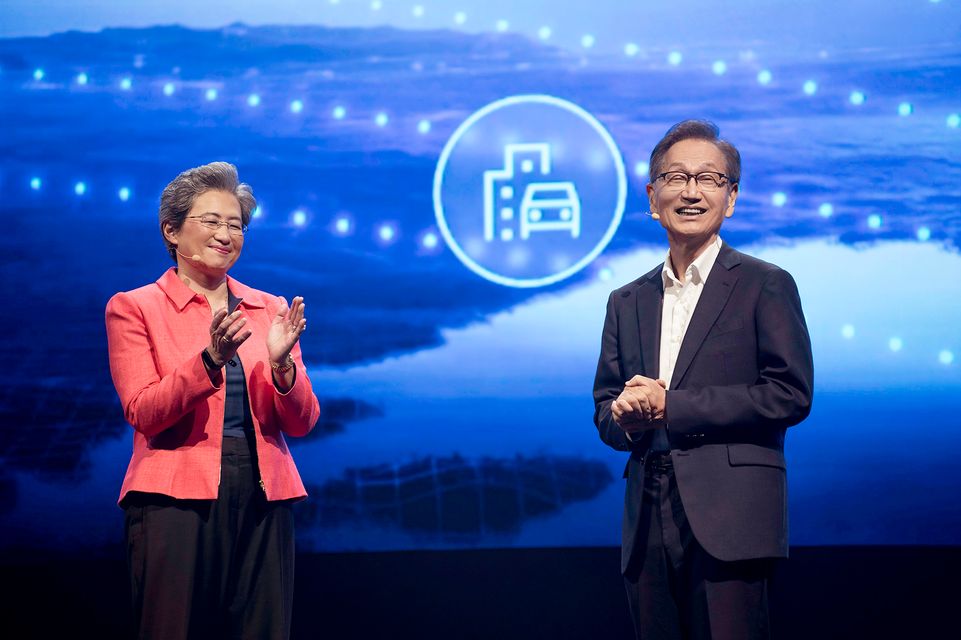 圖2 華碩董事長施崇棠於computex 2024 Amd 開幕主題演講時，揭示華碩正邁向令人雀躍的 ''ubiquitous Ai. Incredible Possibilities'' 新時代。